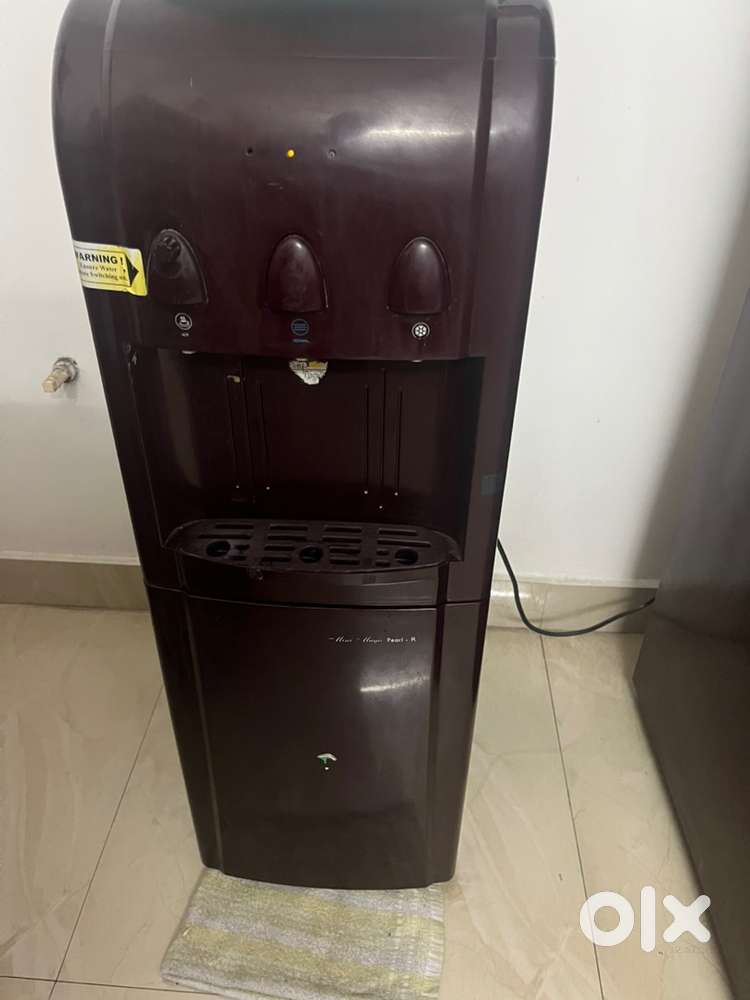 Hot and cold water dispenser