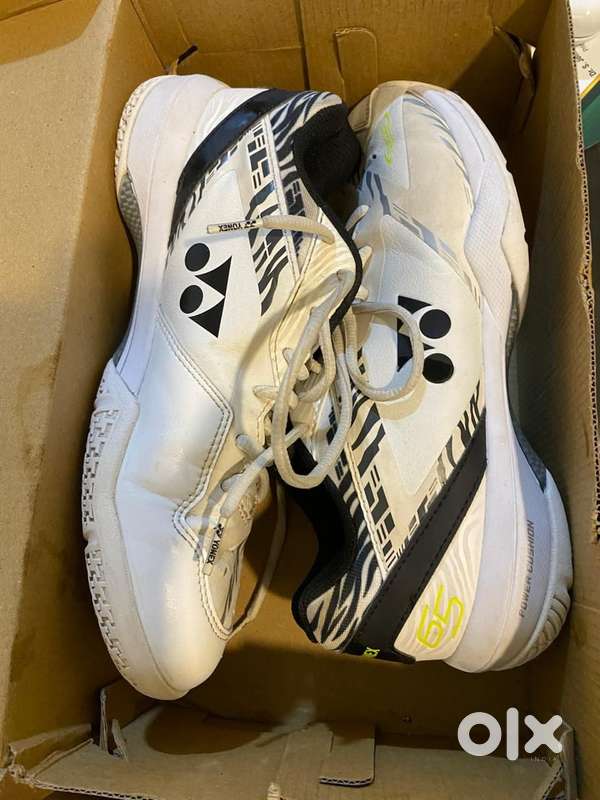 SHB 65Z white tiger badminton shoes size 7