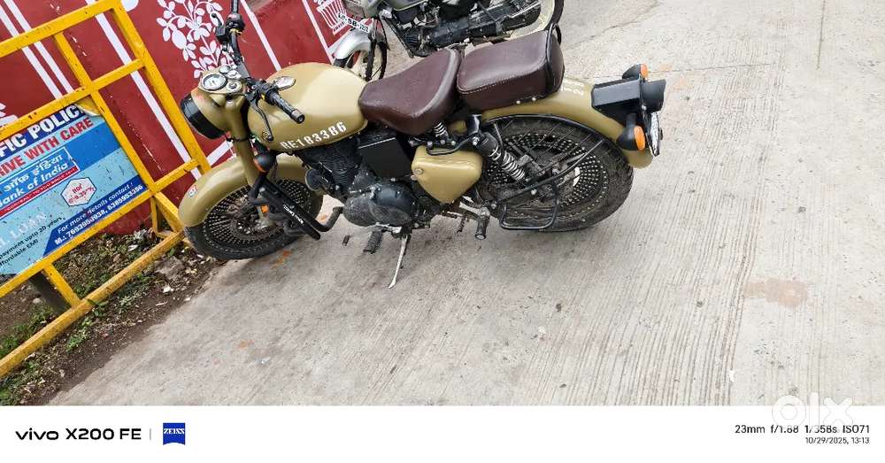 कोई स्क्रेच नहीं है और कंडीसन भी टॉप है