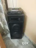 Speakers with woofers and amplifier
