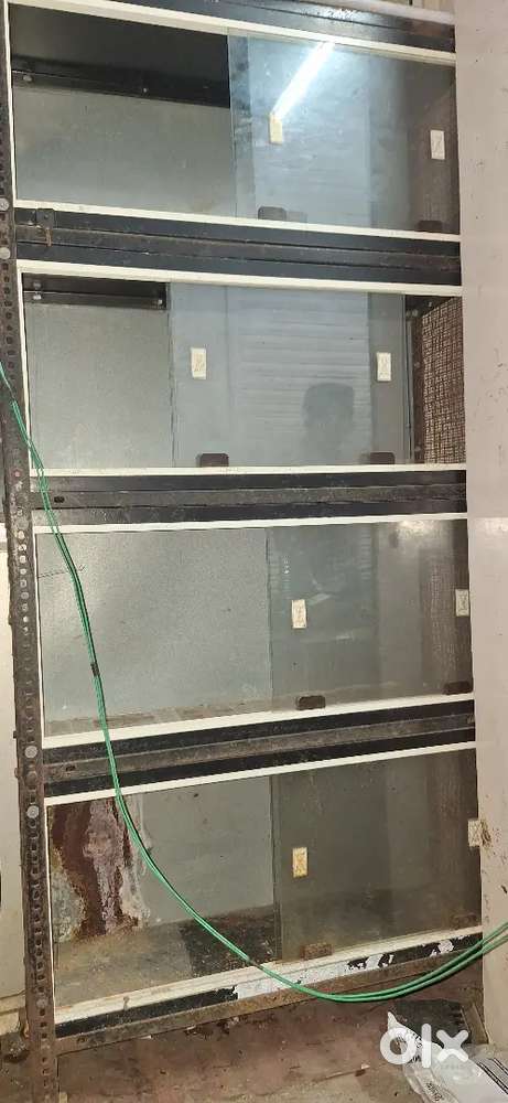 2 rack lohe jis par glass lga hai sail karna hai