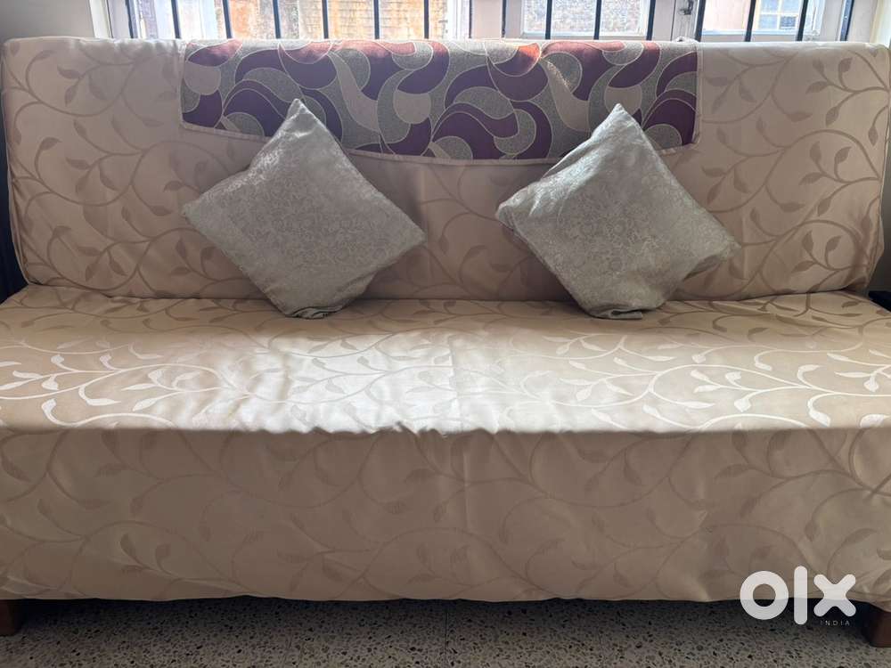 3 seater sofa for immediate sale