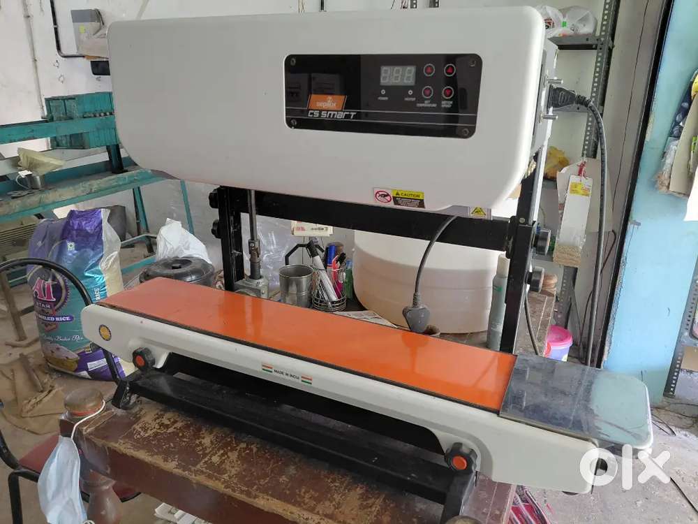 Pouch sealing machine