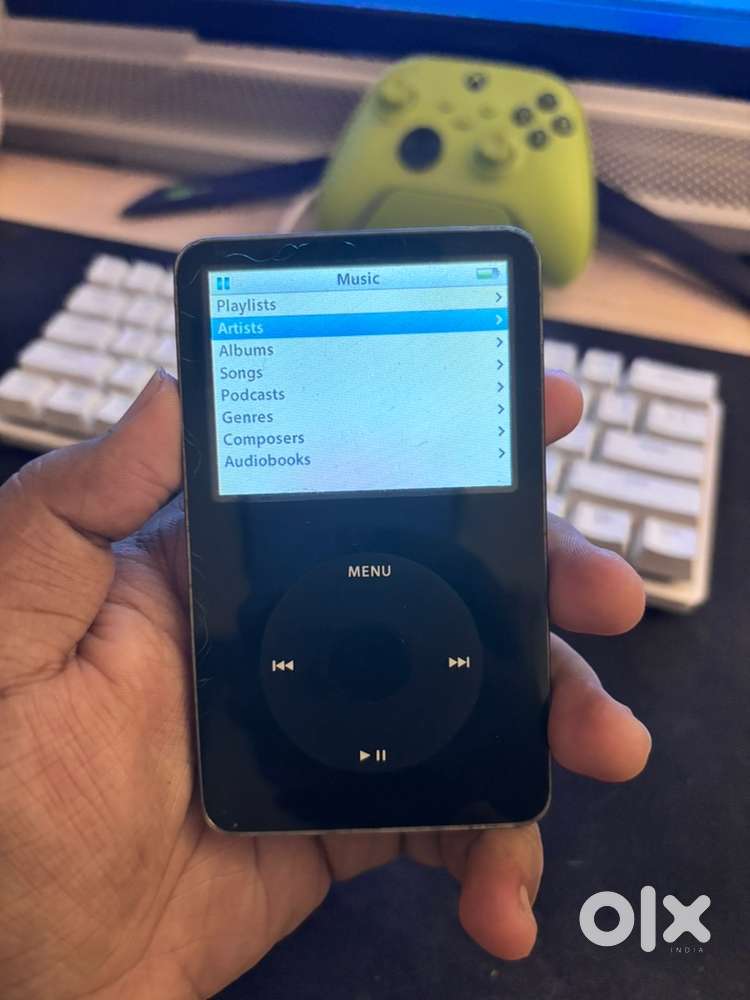 iPod Classic 5th generation 30GB + spare battery + charging cable