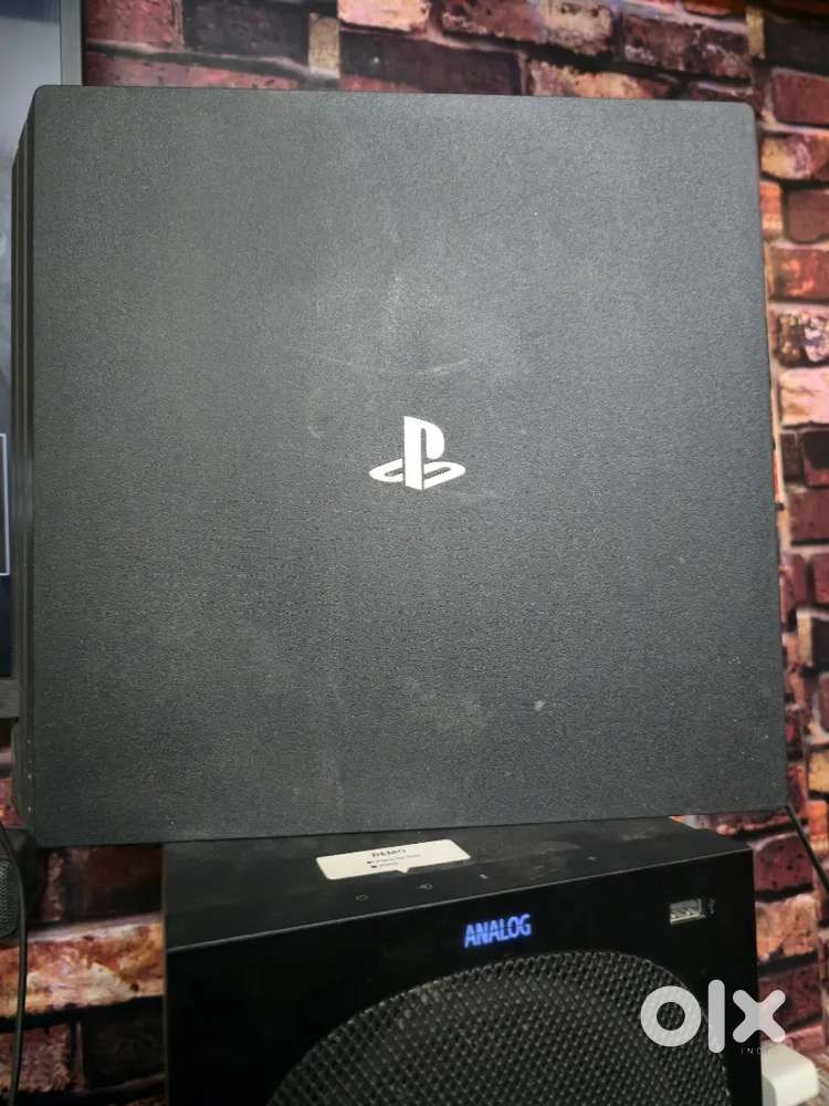 PS4 PRO 1TB with 2 joystick and Games