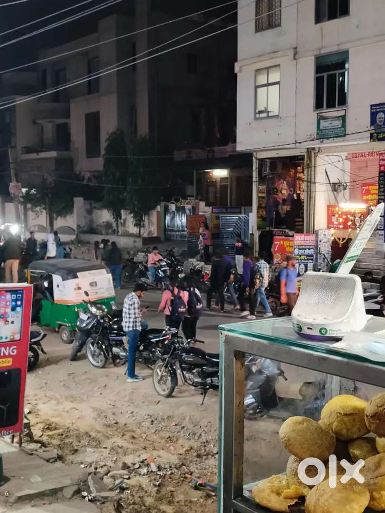 समोसा कचौरी  नास्ता की  दुकान सामन साहित बिकाऊ है Shop rent pe hai.