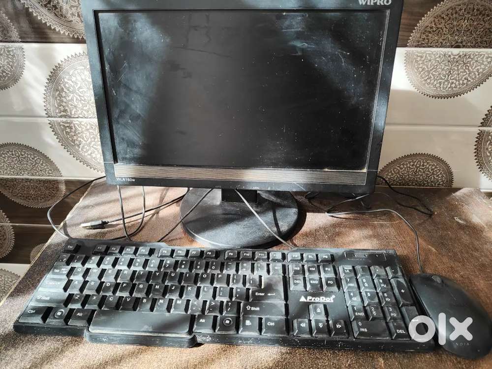 बढ़िया कंडीशन में कंप्यूटर एक्सेसरीज़ सेट (मॉनिटर + कीबोर्ड + माउस)