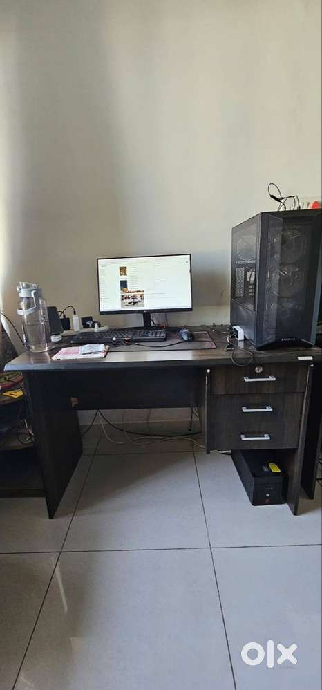 Computer table
