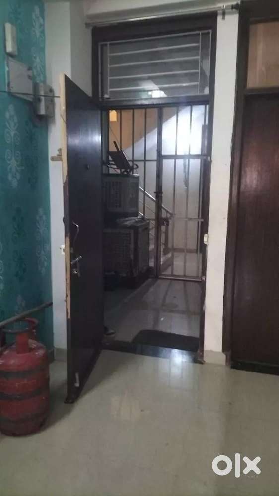 1 nd 2 bhk flat are available indipendent bechlors are allowed