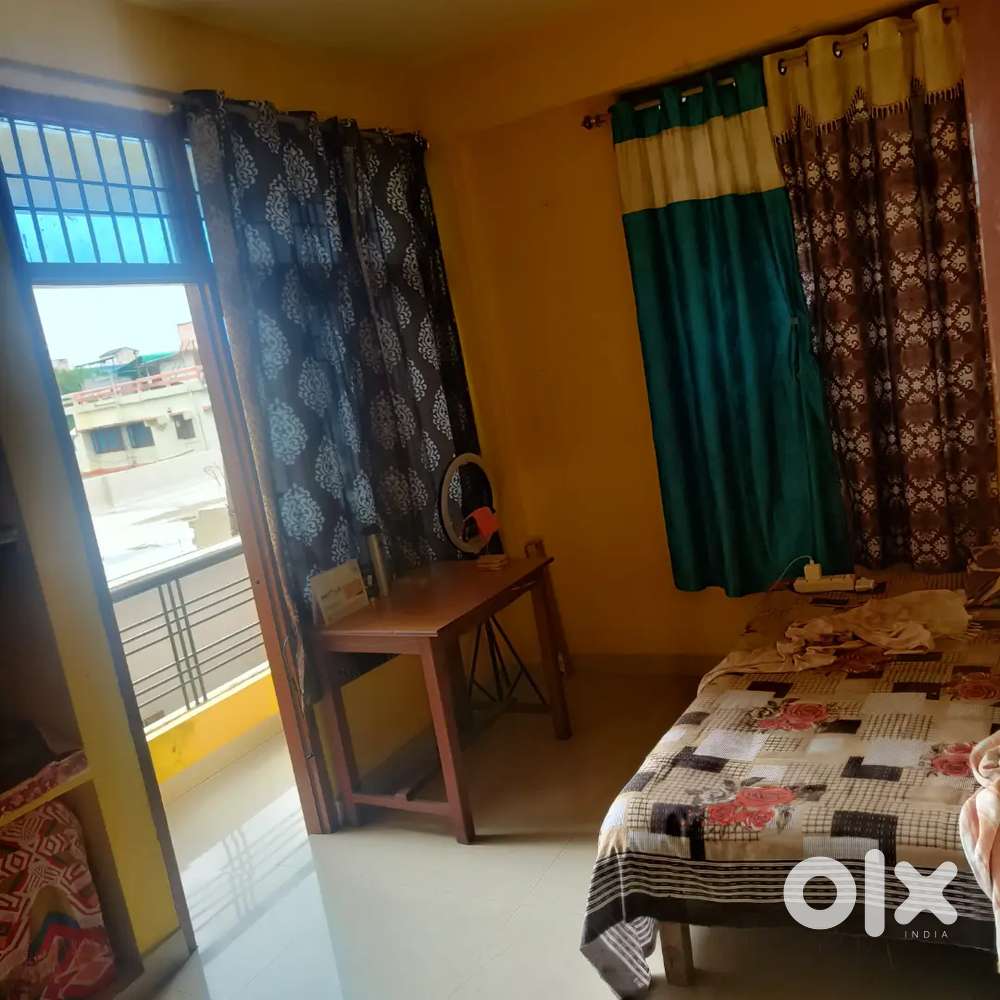 2bhk flat hai only for girls kje liye