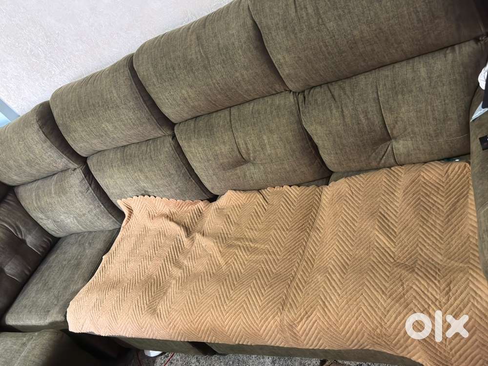 7 seater sofa with tea table and 2 puffies