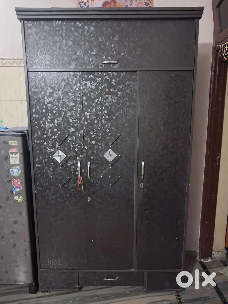 Almira 7 feet good condition three door