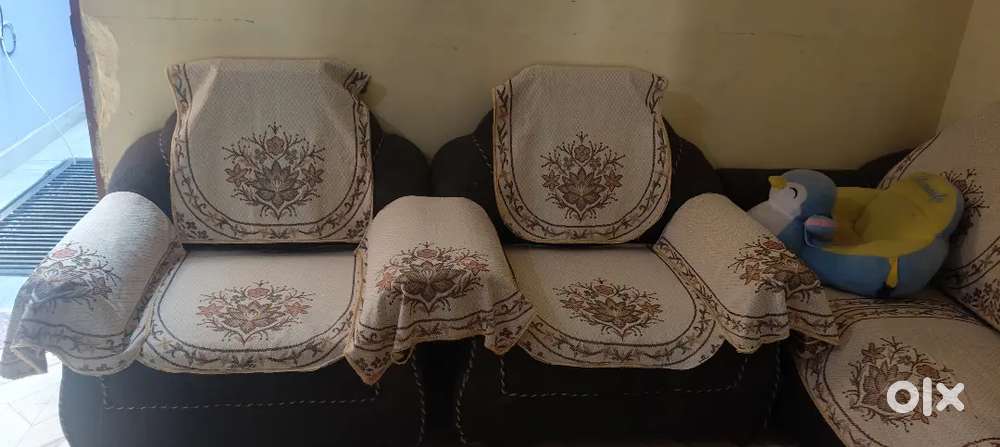 SOFA 5 SEATER FOR SALE IN VERY GOOD CONDITION