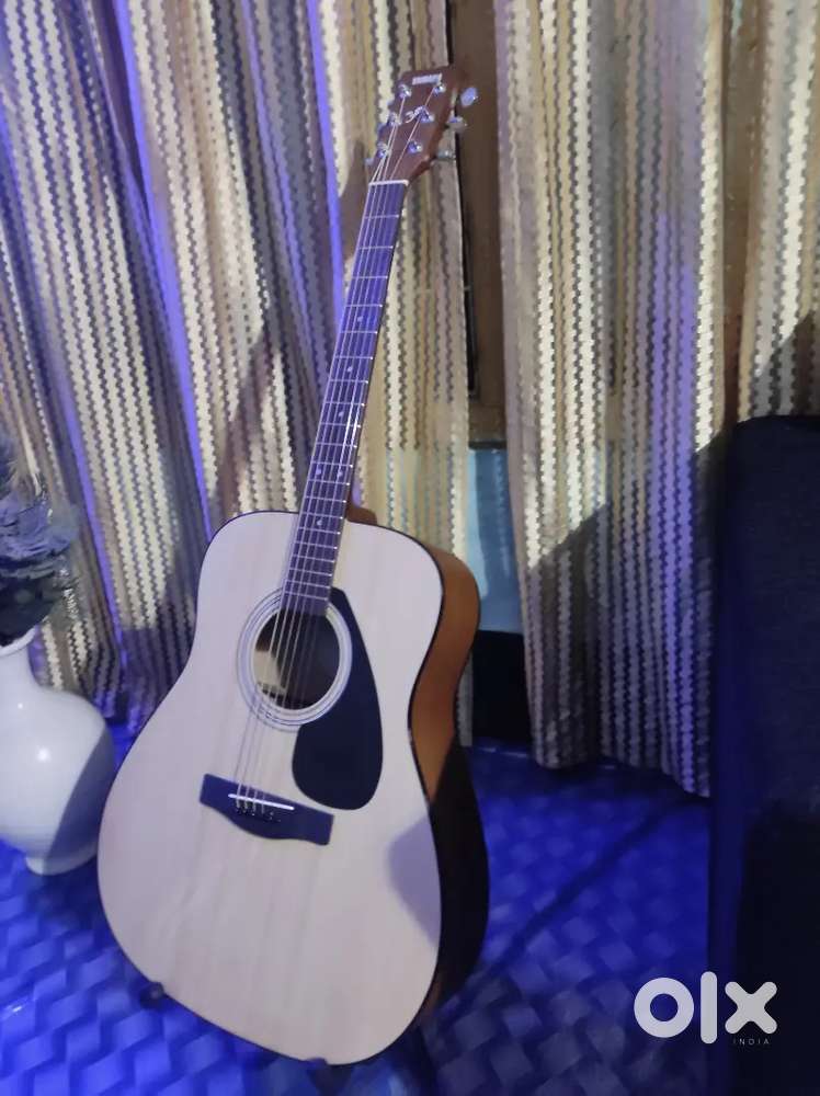 6 months old Yamaha Acoustic guitar in brand new condition...