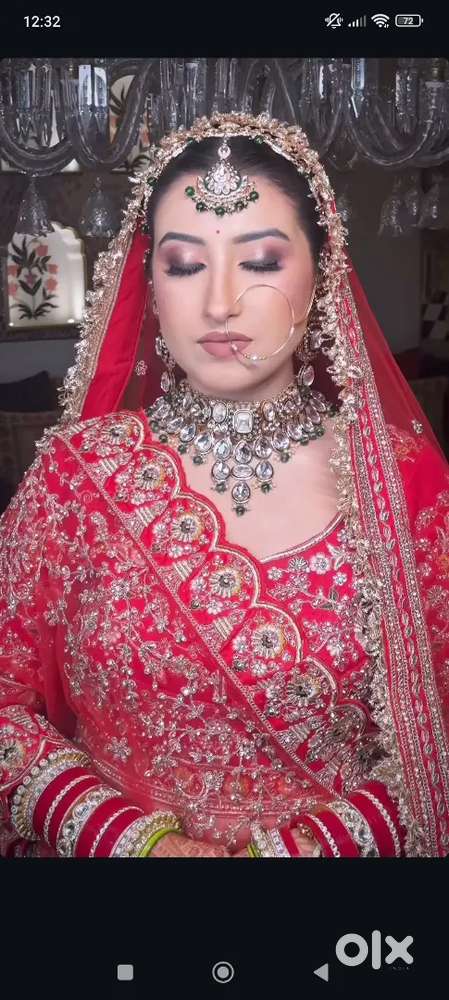 ब्यूटी पार्लर में काम करने के लिए ब्यूटीशियन की आवश्यकता है