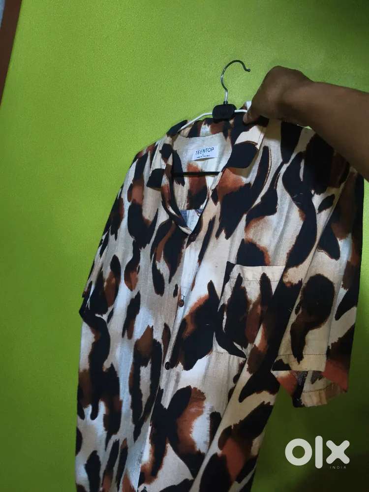 L size floral shirt