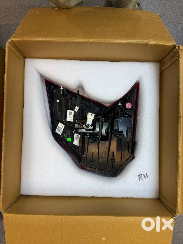 XUV 700 AX3 to AX7 Tail Lights