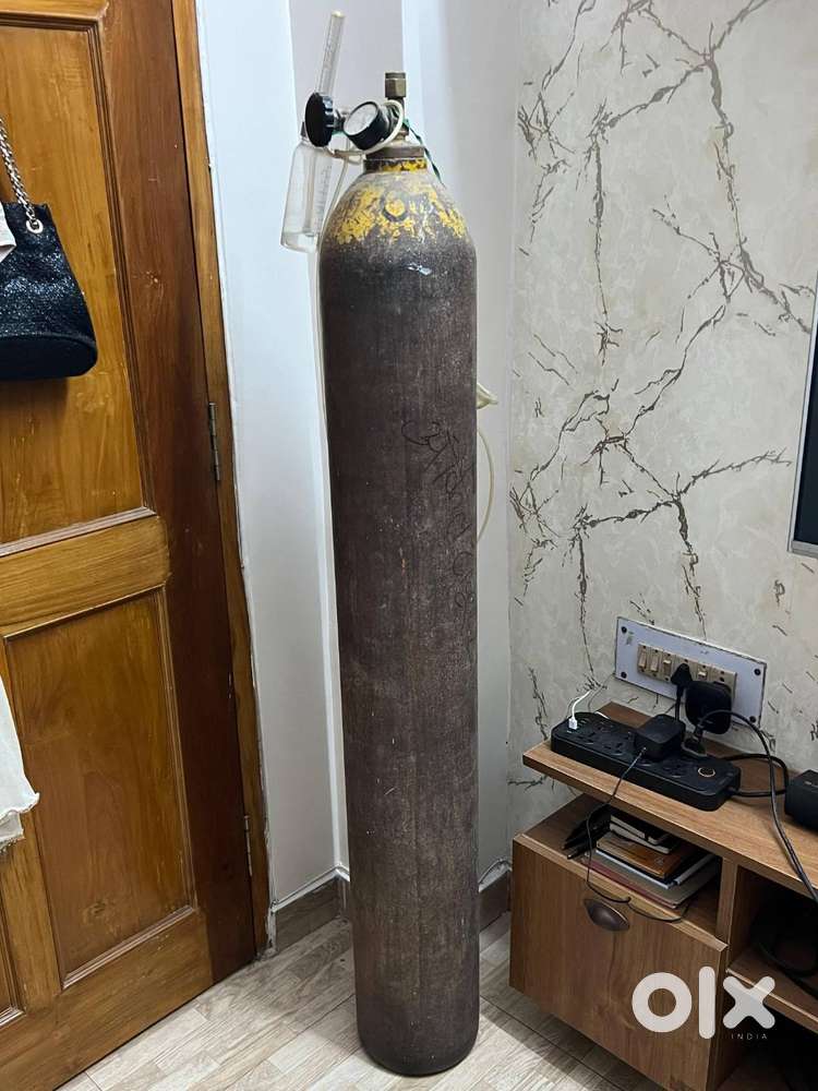 Empty jumbo size Oxygen Cylinder with regulator.r.