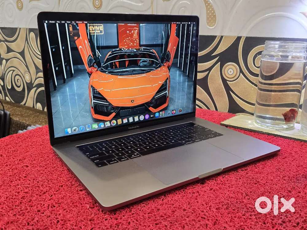 Apple Macbook Pro i9 16gb 512gb 5.5gb GRAPHICS 15inch Retina Touchbar