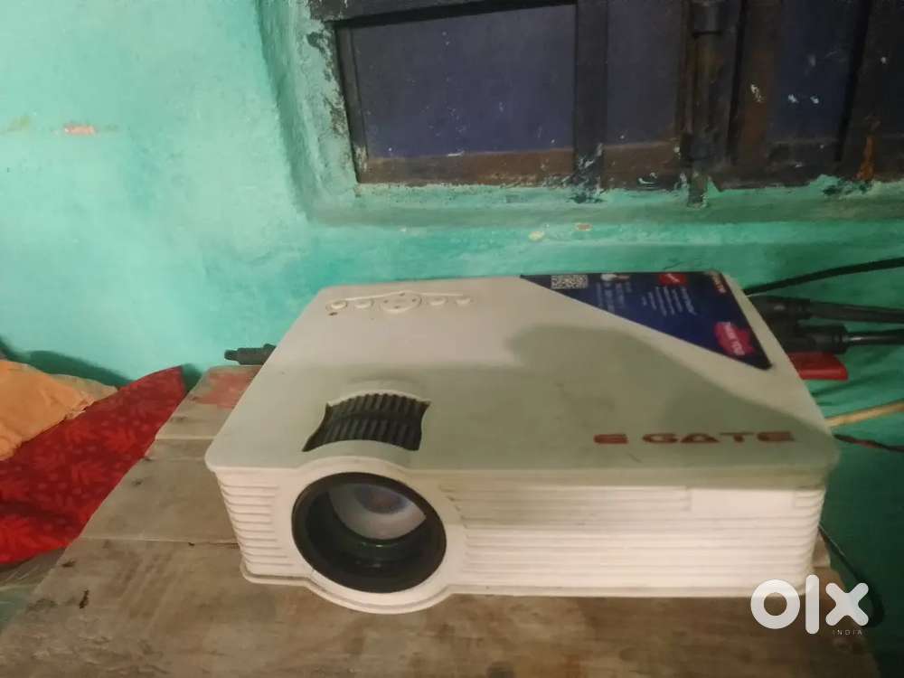 E GATE projector nice video and Philips home theatr and basser 6000