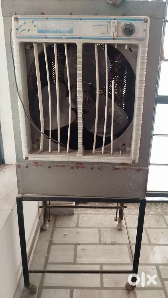 Khaitan Cooler with metal rolling stand