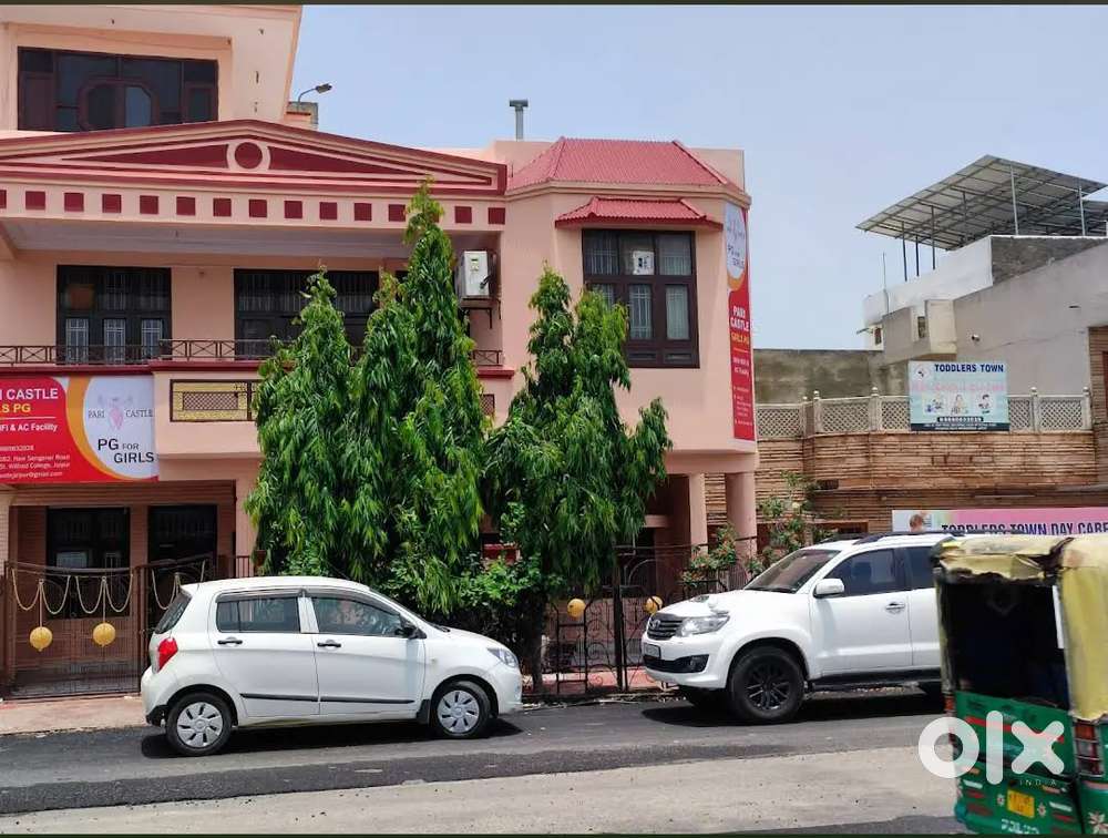 Pari castle girls pg