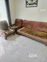 Sofa with tip top condition and 2 chairs for beauty parlour