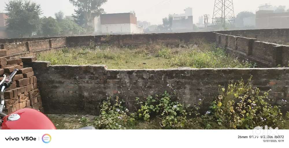 Karimnagar se dedh kilometer andar plot padega