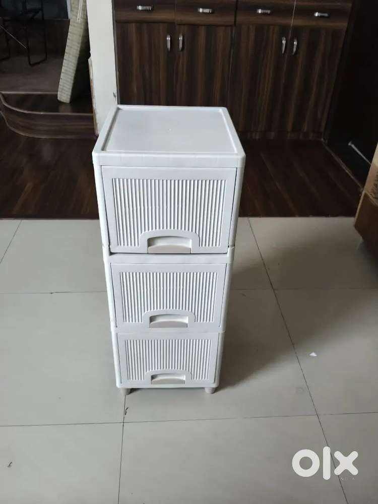 Cabinet with 3  drawer