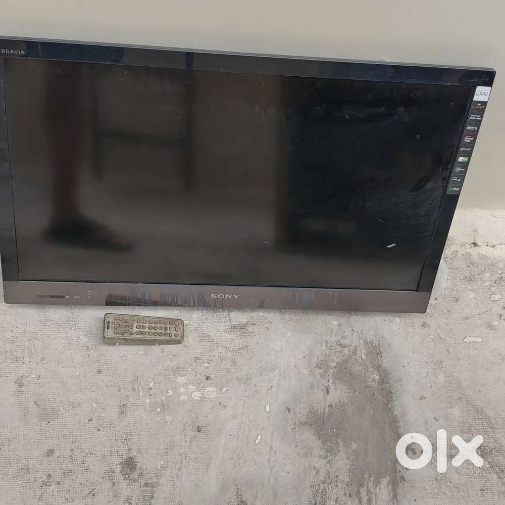 Sony 32in TV with remote, not working condition but repairable