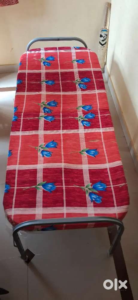 Foldable iron bed