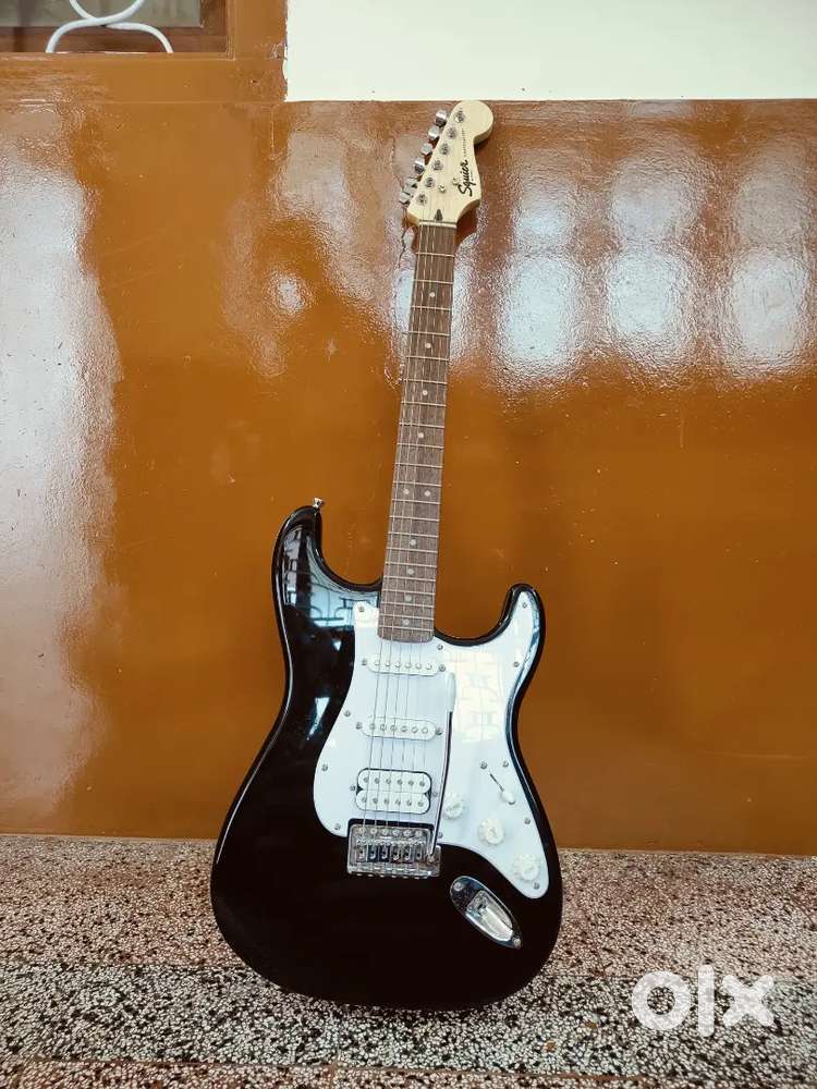 Fender Squier Bullet Strat HSS Black 370005506 with bag