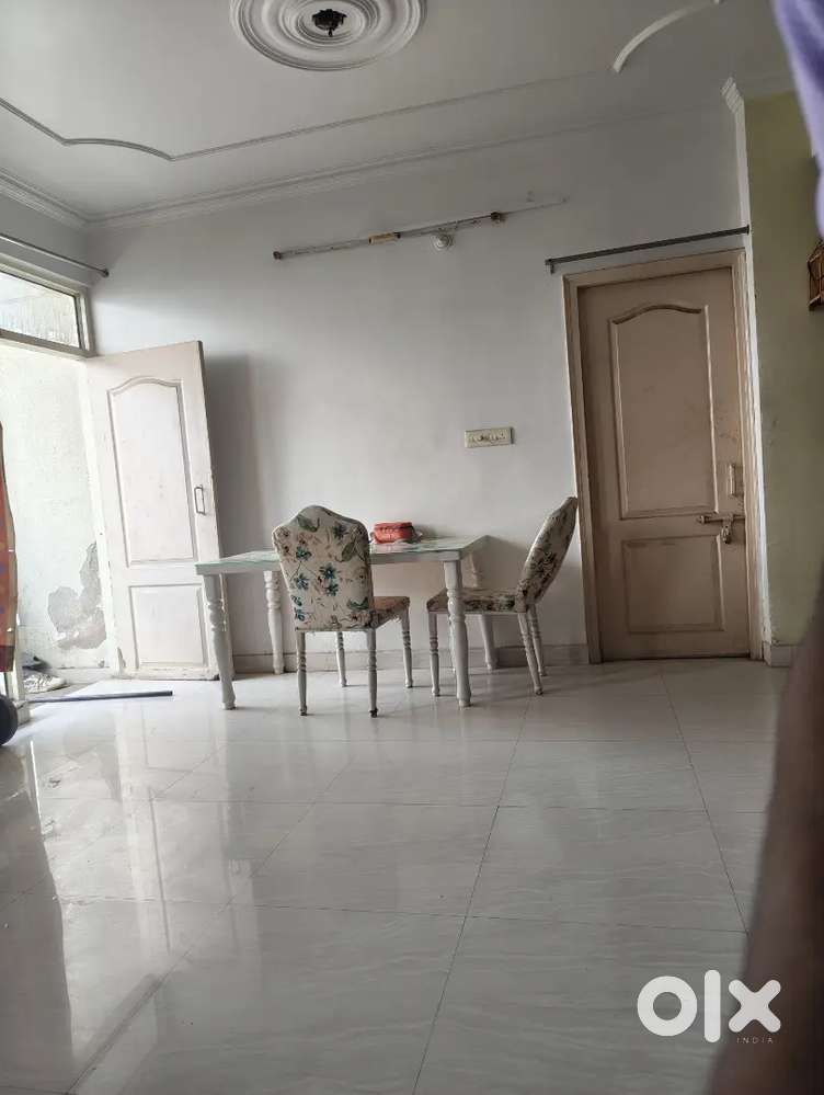 8000rs. ROOM AVAILABLE FOR BACHELORS ONLY, SHARING WITH FLATMATES