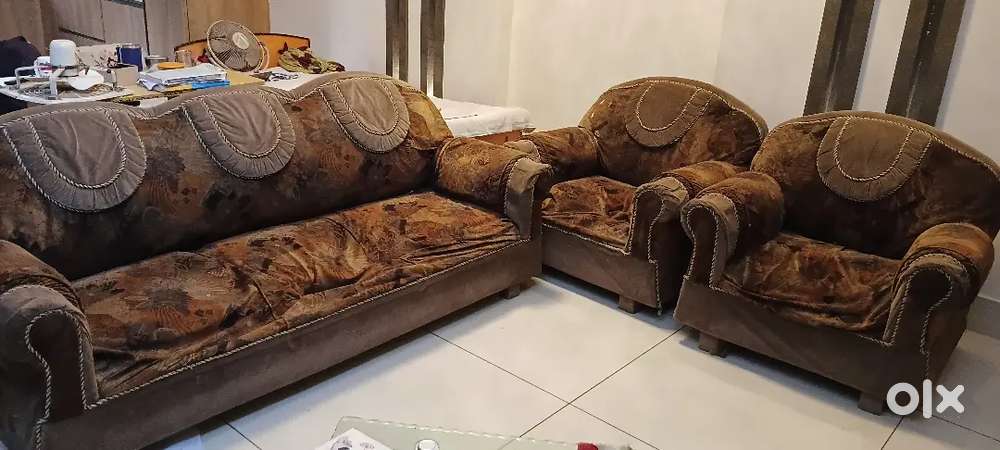 A 5 seater second hand sofa with a gorgeous look