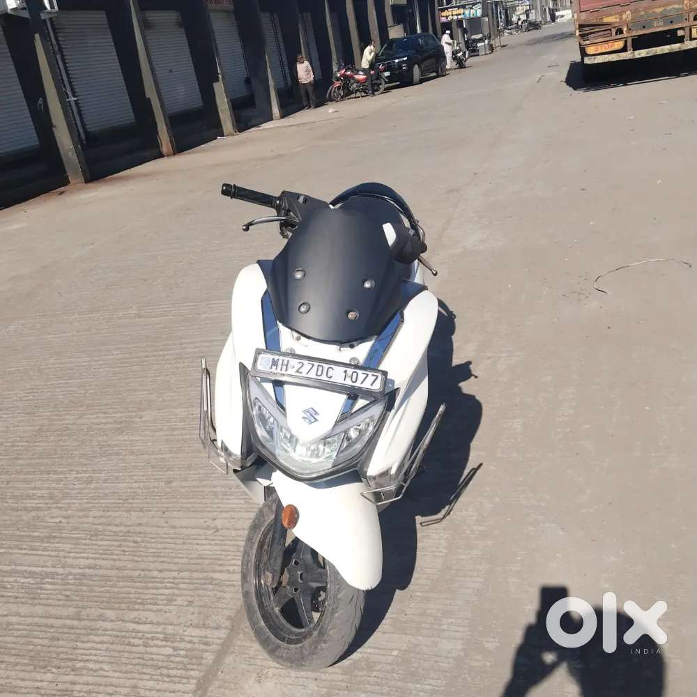 Burgman 2021 k last month ka model hai full condition