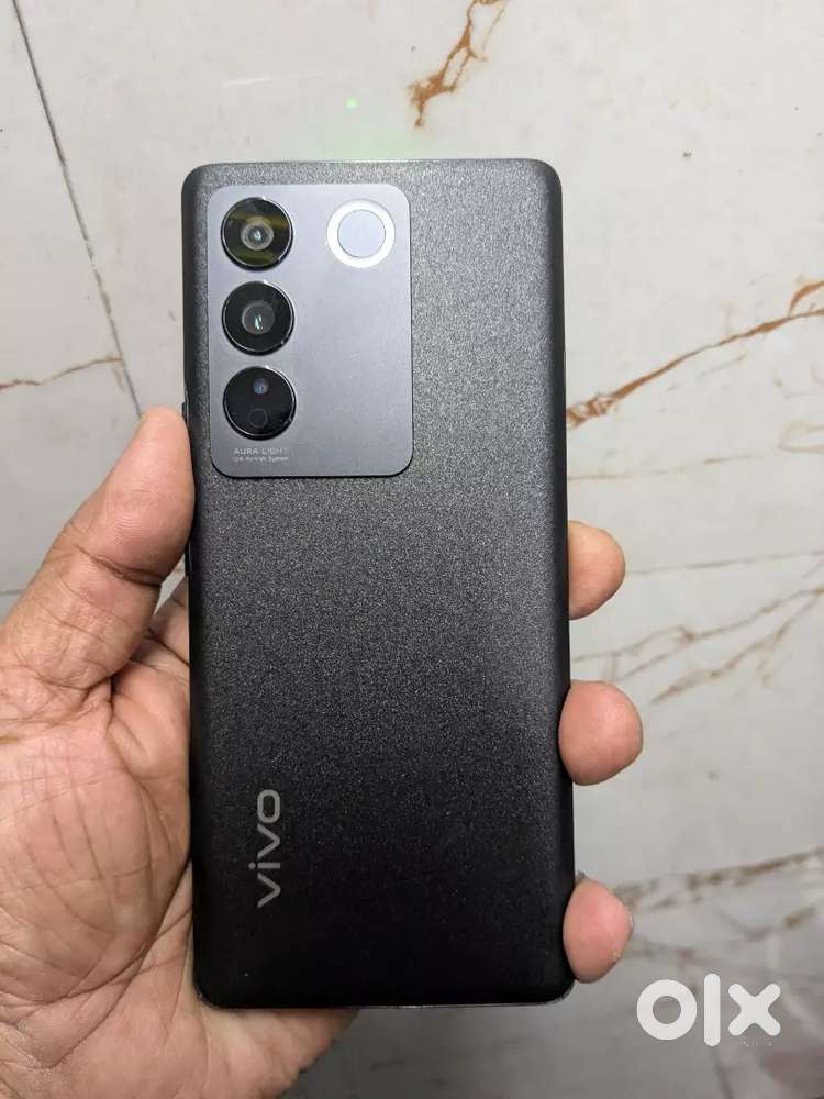 vivo  v27  12/256  gb black spot hai line chhoti si   baki all ok