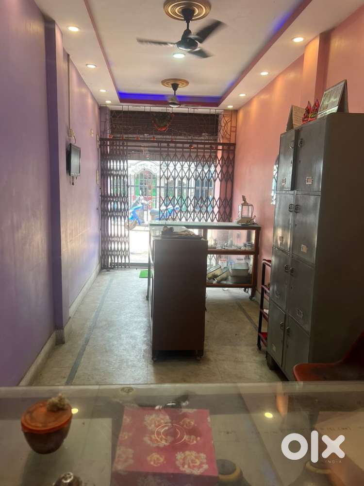 225 sq ft shop for sale on main road