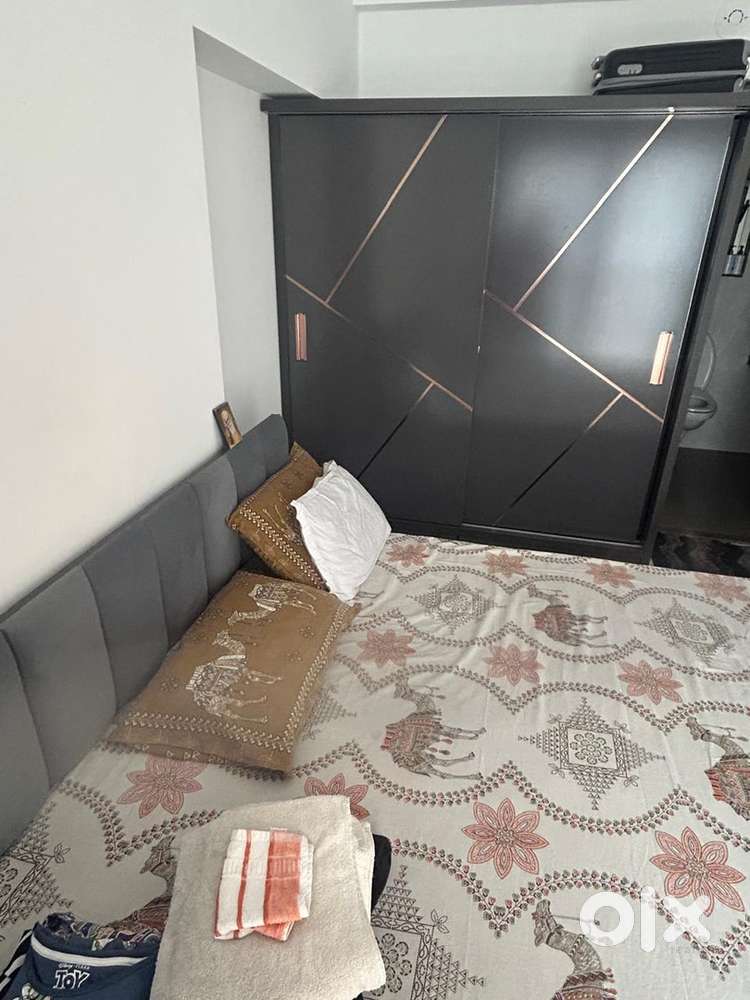 2 beds and 2 double door wardrobe