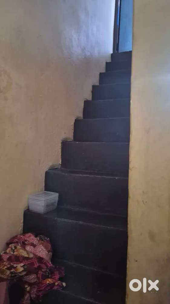 45 gaj k makan hai lalpul chaurahe per