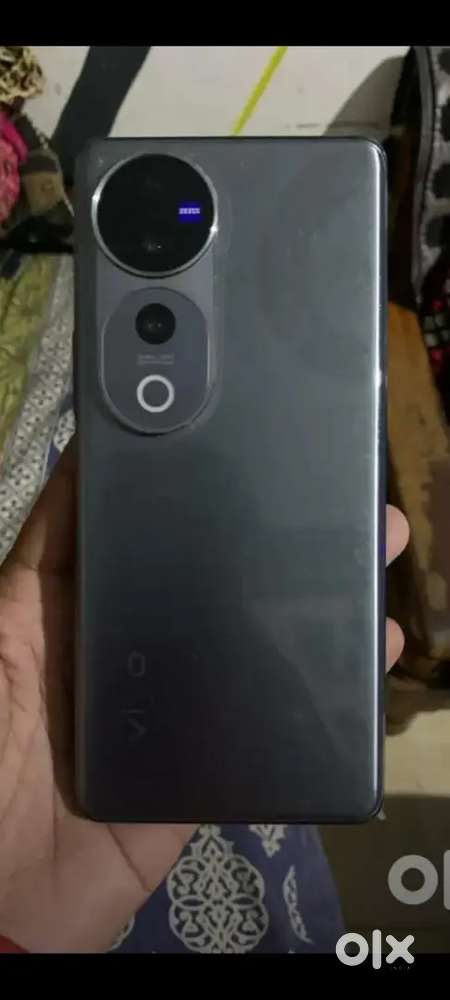 Vivo v40pro 8 256 he do phone he isliye sell kr rha hoo