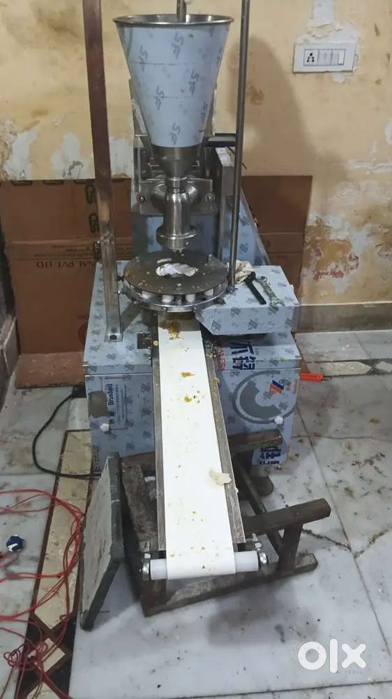 Momo machine karigar