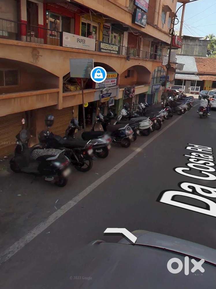 Double height shop for rent