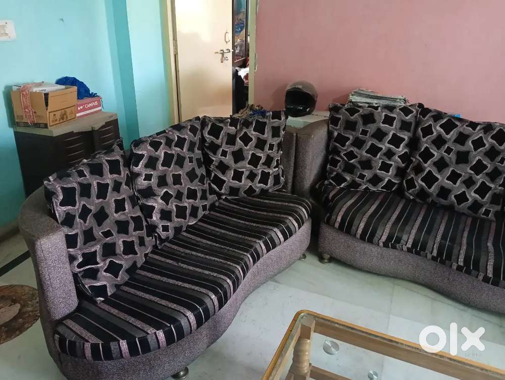 Stylish & Comfortable 5-Seater Sofa Set in Excellent Condition