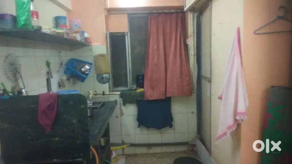 Market school auto stand all near