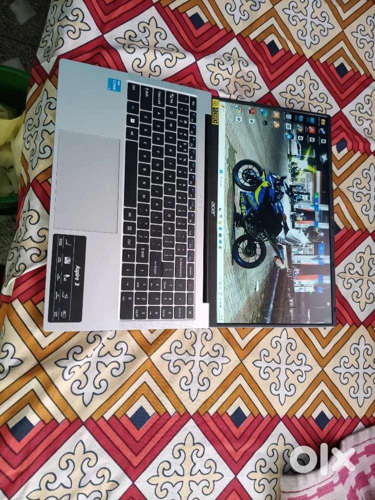 Acer aspire 3 1 week old no scratches no problem