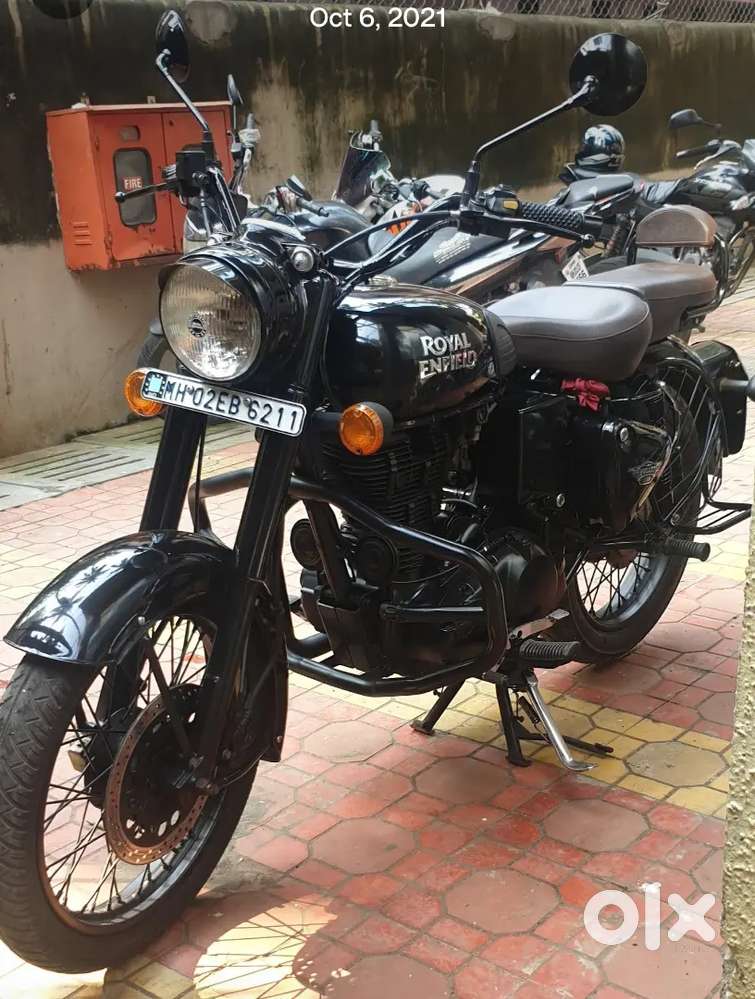 Royal Enfield classic 350 Black colour.
