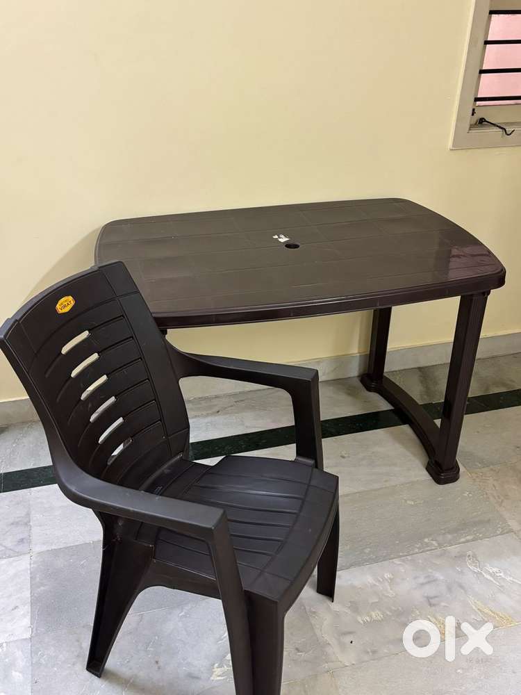 Dining table and 3 set of chaie