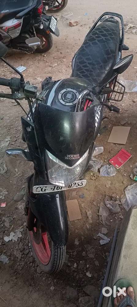 Singal hand me bike rahta he good condition