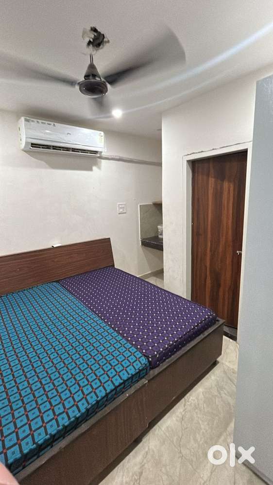 1 room set available