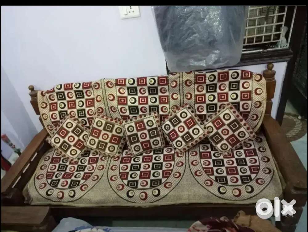 3+2 sofa set with centre table in good condition